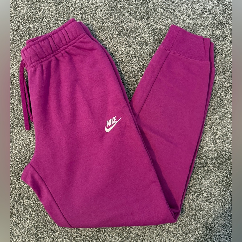 Nike Women’s Magenta Jogger Sweatpants (size small/reg length - great condition)